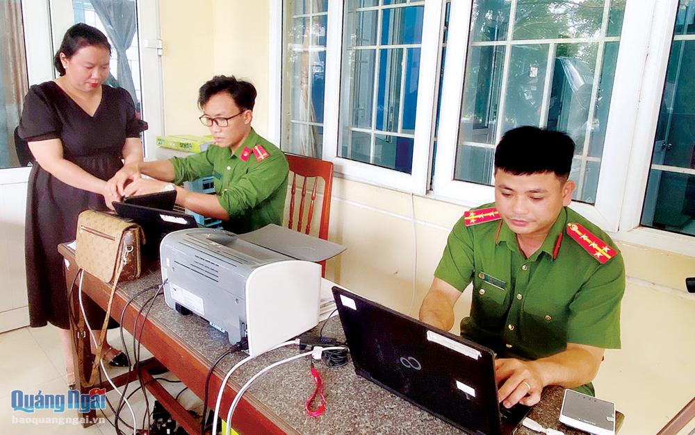 Chị Huỳnh Thị Kim Thoa, ở thôn Minh Long, xã Tịnh Minh (Sơn Tịnh) đến trụ sở Công an huyện Sơn Tịnh để làm căn cước công dân gắn với định danh điện tử.