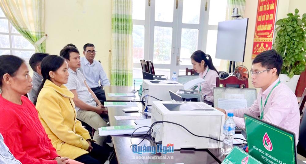 Cán bộ Phòng Giao dịch Ngân hàng Chính sách xã hội huyện Sơn Hà giải ngân nguồn vốn ưu đãi từ Chương trình Phục hồi và phát triển kinh tế - xã hội. 