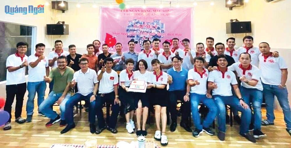 Các thành viên Câu lạc bộ Ngân hàng máu sống Facebook Quảng Ngãi.
