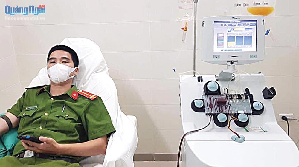Anh Nguyễn Trần Hoàng Minh - Cán bộ Đội Cảnh sát hình sự (Công an huyện Bình Sơn), thành viên Câu lạc bộ Ngân hàng máu sống Facebook Quảng Ngãi, tham gia hiến tiểu cầu tại Bệnh viện Sản - Nhi tỉnh. 