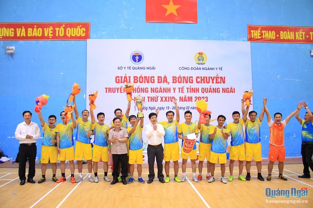 Ban tổ chức trao giải nhất bóng đá nam cho đội bóng liên quân Sở Y tế