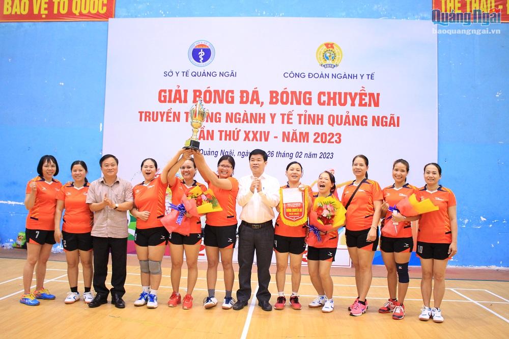 Trao giải nhất bóng chuyền nữ cho đội Trung tâm Y tế huyện Trà Bồng