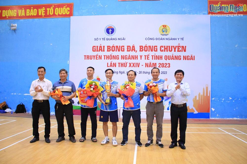 Trao giải nhất bóng chuyền nam cho đội Trung tâm Y tế huyện Sơn Tây