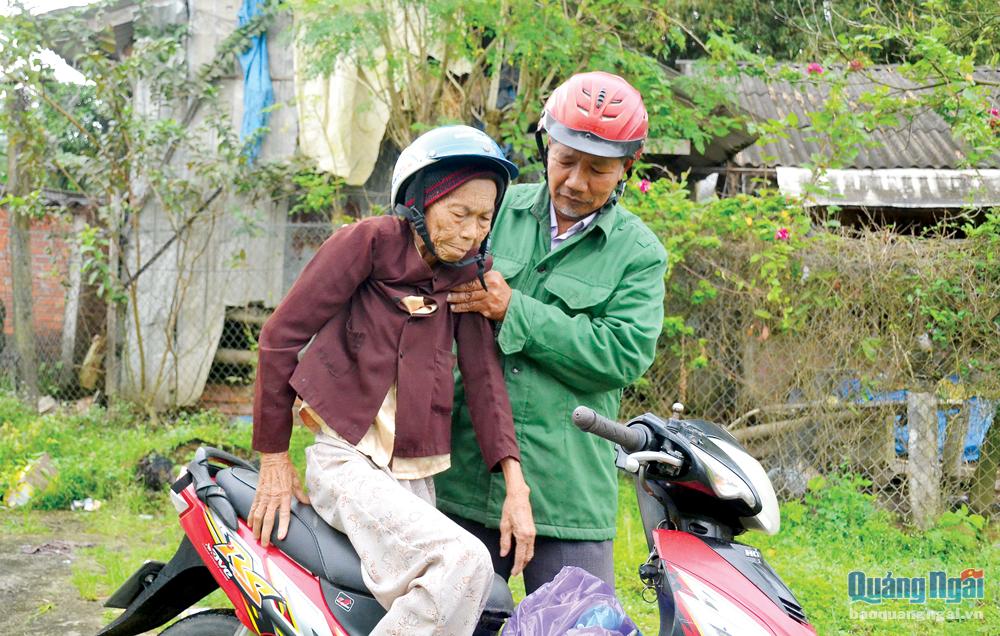 Ông Phạm Văn Hiến thường đến tận nhà để chở bà Đặng Thị Lục đi khám chữa bệnh và không lấy tiền công. 