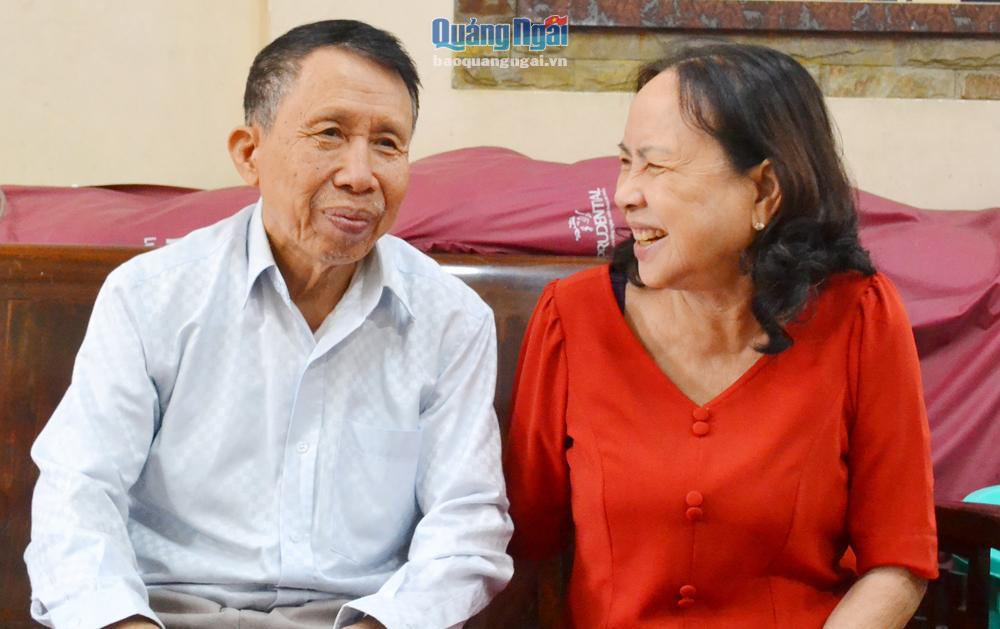 Vợ chồng ông Lê Quang Khất, ở phường Trần Phú (TP.Quảng Ngãi) vẫn luôn nhắc đến ông Nguyễn Để-  vị ân nhân cứu giúp mình trong một vụ tai nạn giao thông.                                       ẢNH: Ý THU