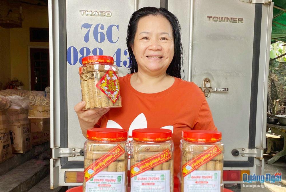 Sản phẩm bánh cuốn mè sản xuất tại cơ sở của bà Đặng Thị Hiện, ở xã Nghĩa Thuận (Tư  Nghĩa) được khách hàng ưa chuộng.                                                                        Ảnh: Trung Ân