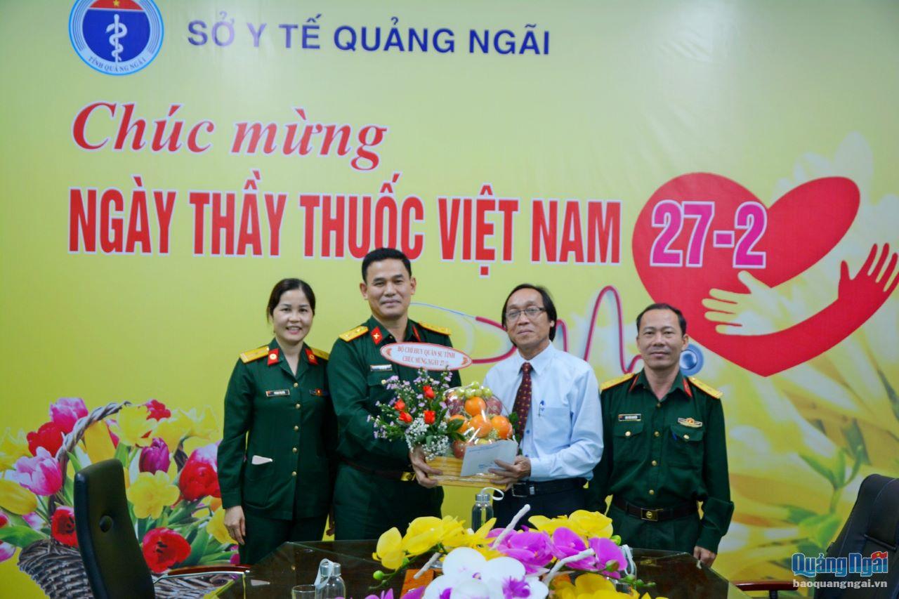 Đại tá Võ Tấn Tài thăm, chúc mừng nhân Ngày thầy thuốc Việt Nam tại Sở Y tế Quảng Ngãi
