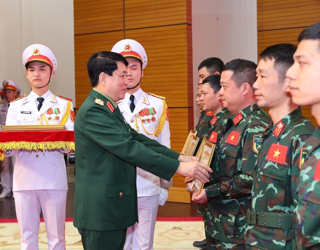 Đại tướng Lương Cường trao Bằng khen của Bộ trưởng Bộ Quốc phòng cho các cá nhân. Ảnh: Trọng Đức - TTXVN