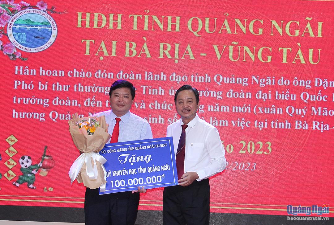 Chủ tịch Hội Đồng hương Quảng Ngãi tại tỉnh Bà Rịa - Vũng Tàu Phạm Văn Triêm tặng Quỹ Khuyến học tỉnh 100 triệu đồng.