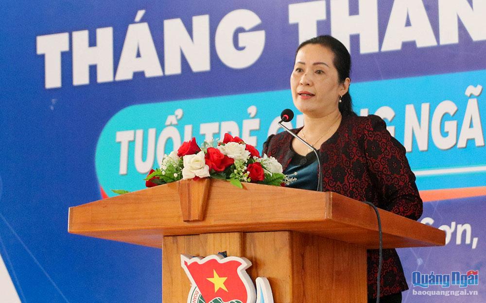 Phó Bí thư Tỉnh ủy, Phó Chủ tịch Thường trực HĐND tỉnh Đinh Thị Hồng Minh phát biểu tại buổi lễ.