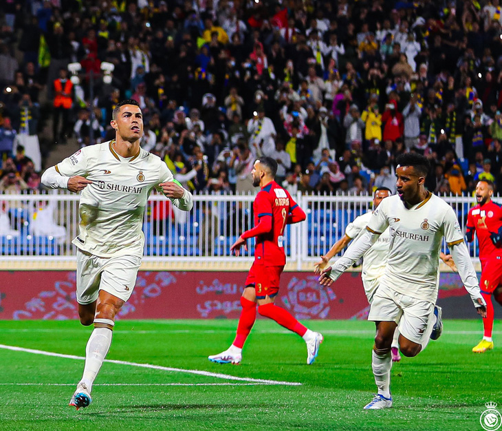 Ronaldo lập hat-trick giúp Al-Nassr lên đỉnh bảng