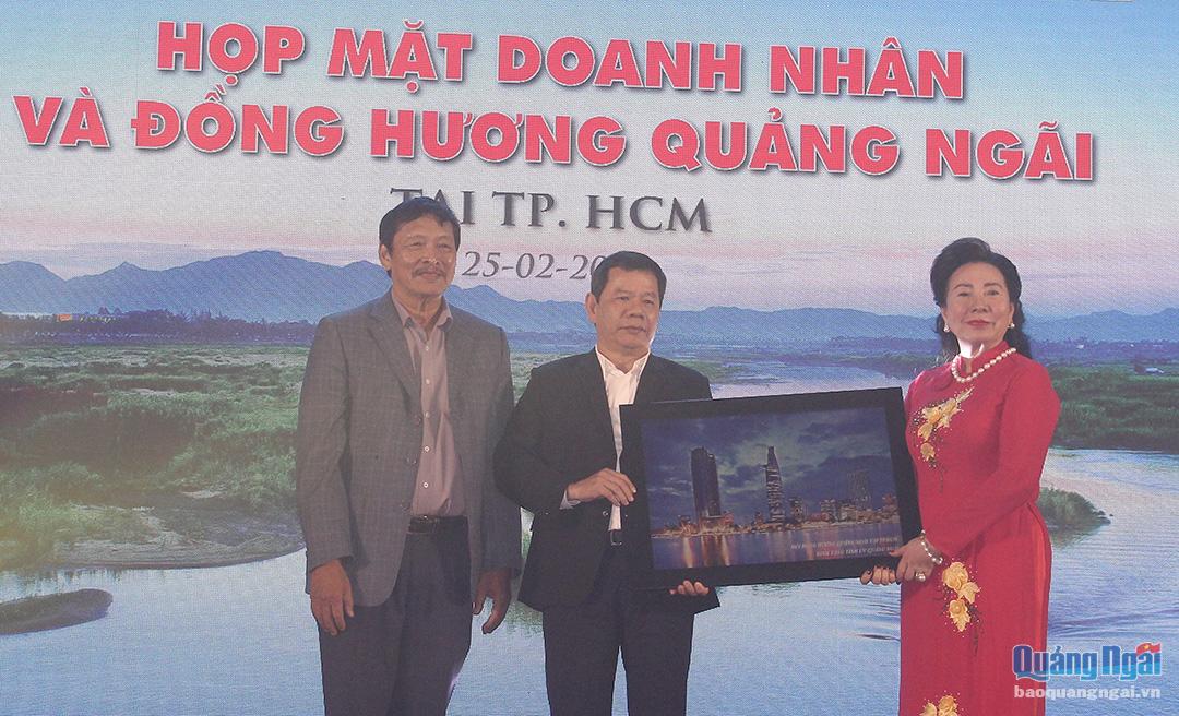 Ban Liên lạc Hội Đồng hương và CLB Doanh nhân Quảng Ngãi tại TP.Hồ Chí Minh tặng quà lưu niệm cho lãnh đạo tỉnh