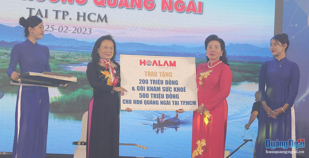 Tập đoàn Hoa Lâm trao kinh phí tổ chức các hoạt động an sinh xã hội cho Hội Đồng hương Quảng Ngãi tại TP.Hồ Chí Minh