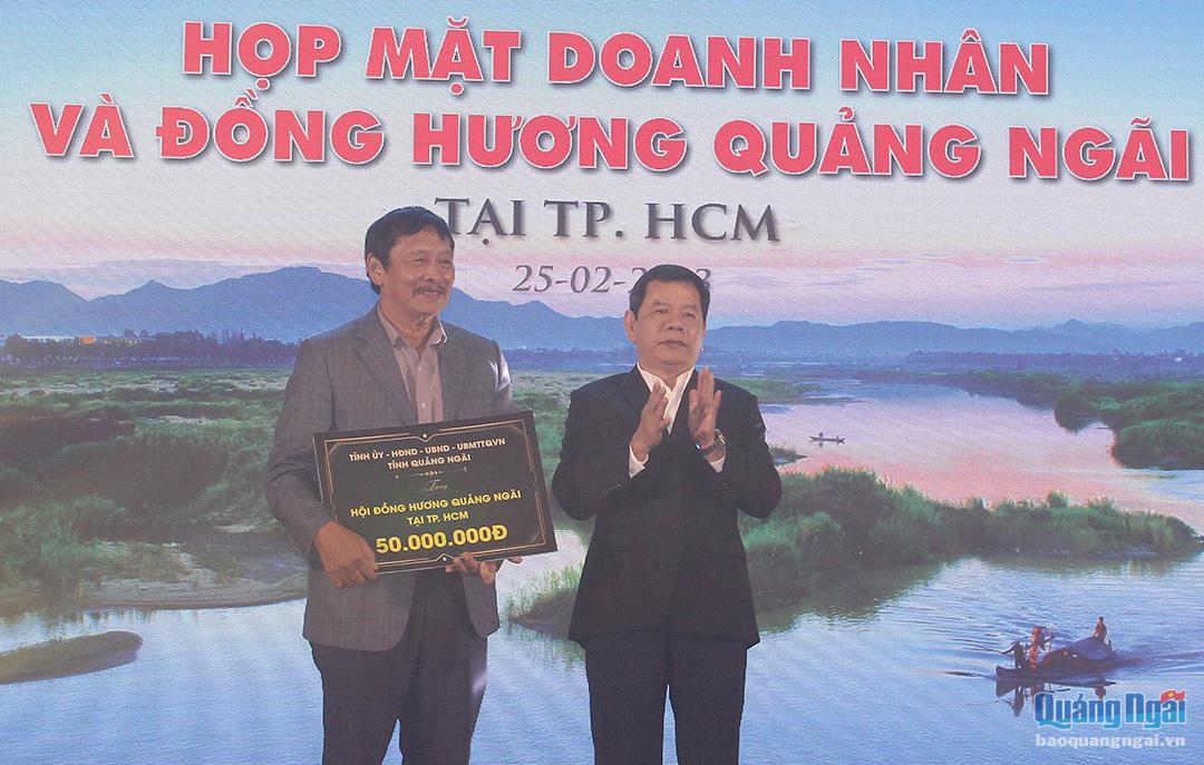 Chủ tịch UBND tỉnh Đặng Văn Minh trao kinh phí hỗ trợ các hoạt động của Hội Đồng hương Quảng Ngãi tại TP.Hồ Chí Minh