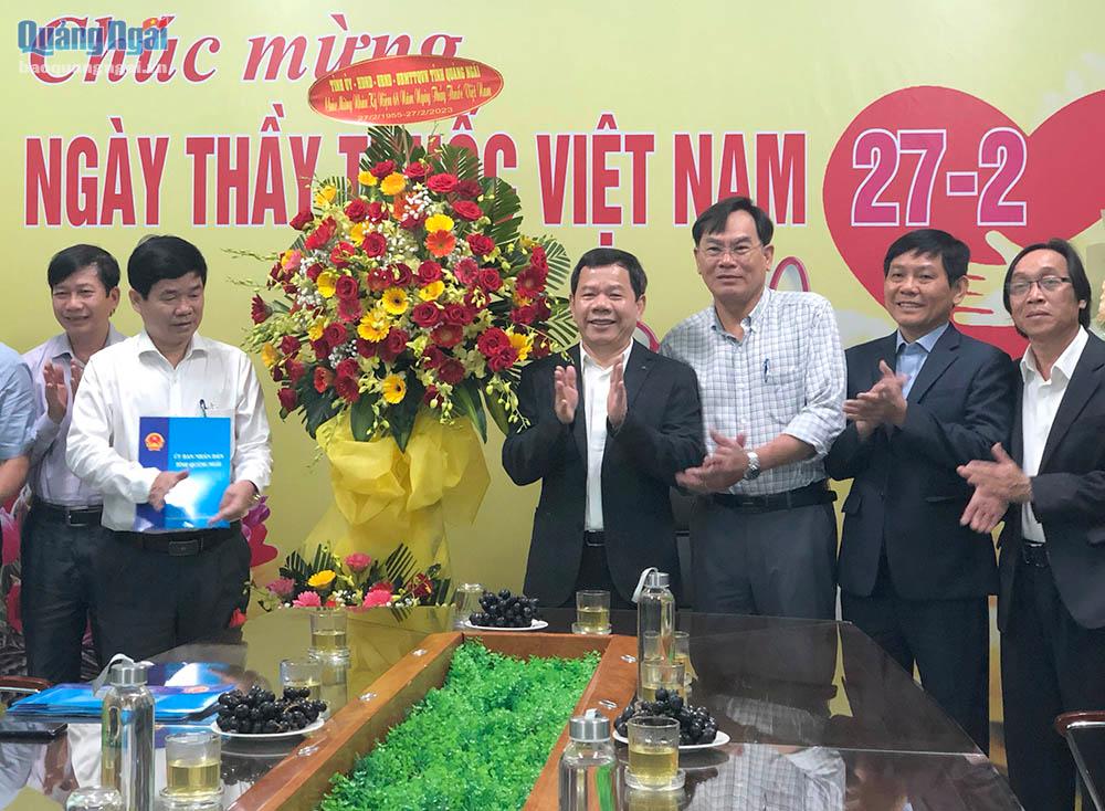 Thăm, chúc mừng Sở Y tế và các cơ sở y tế nhân Ngày Thầy thuốc Việt Nam