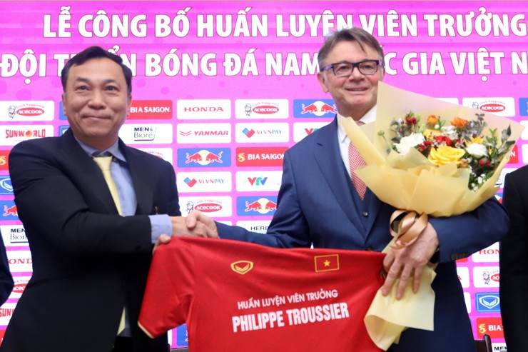 Chủ tịch VFF Trần Quốc Tuấn trao hoa và áo của đội tuyển Việt Nam cho HLV Philippe Troussier.