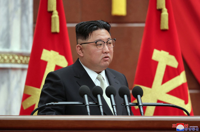 Ông Kim Jong Un phát biểu trong cuộc họp hôm 26/2. Ả(nh: Reuters.)