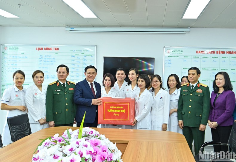 Chủ tịch Quốc hội Vương Đình Huệ tặng quà cho đội ngũ bác sĩ, nhân viên y tế Bệnh viện Trung ương Quân đội 108. (Ảnh: Duy Linh)