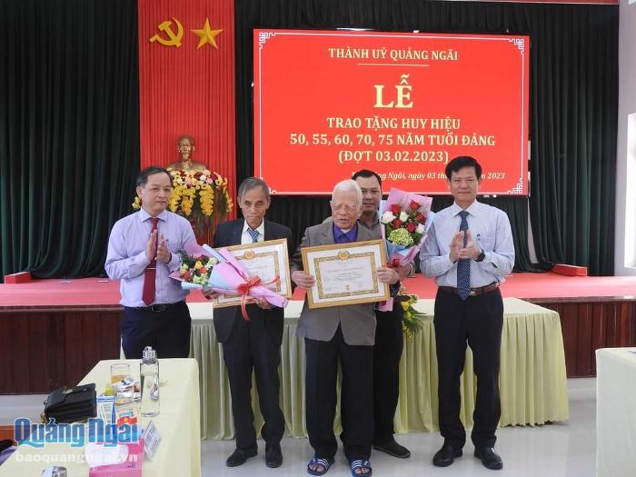 Trao Huy hiệu 75 năm tuổi Đảng cho ông Lê Quang Nghị và ông Nguyễn Phúc Đến, ở phường Trần Hưng Đạo. 