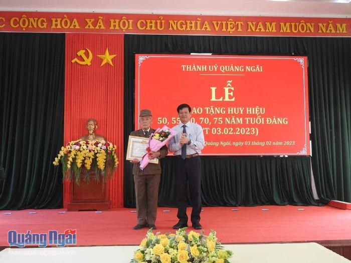 Thành ủy Quảng Ngãi: Trao Huy hiệu Đảng cho 75 đảng viên