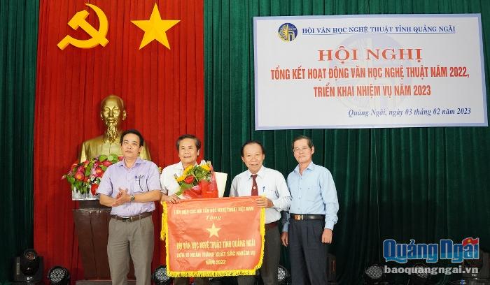 Trao tặng Cờ thi đua của Liên hiệp các Hội VHNT Việt Nam cho Tập thể Hội VHNT tỉnh vì đã có thành tích xuất sắc trong hoạt động văn học, nghệ thuật năm 2022.