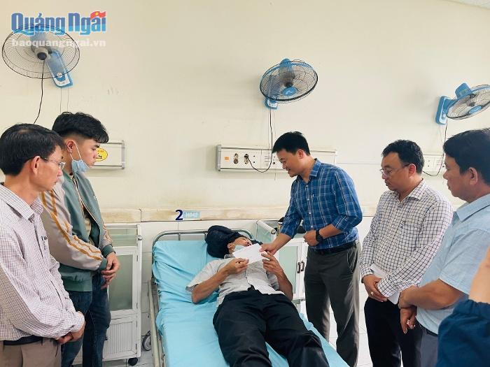 Chủ tịch UBND TP.Quảng Ngãi trao tiền hỗ trợ cho các nạn nhân. 