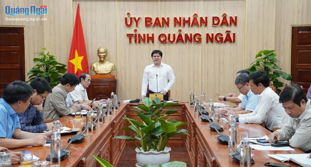 Phó Chủ tịch UBND tỉnh Trần Phước Hiền phát biểu kết luận tại cuộc họp.