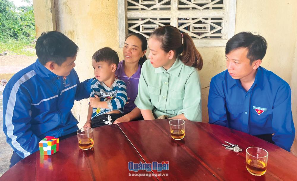 Đoàn xã Bình Thuận (Bình Sơn) đã kịp thời kêu gọi, hỗ trợ chi phí điều trị bệnh cho cha của chiến sĩ Nguyễn Văn Cường, giúp anh yên tâm thực hiện tốt nghĩa vụ quân sự.