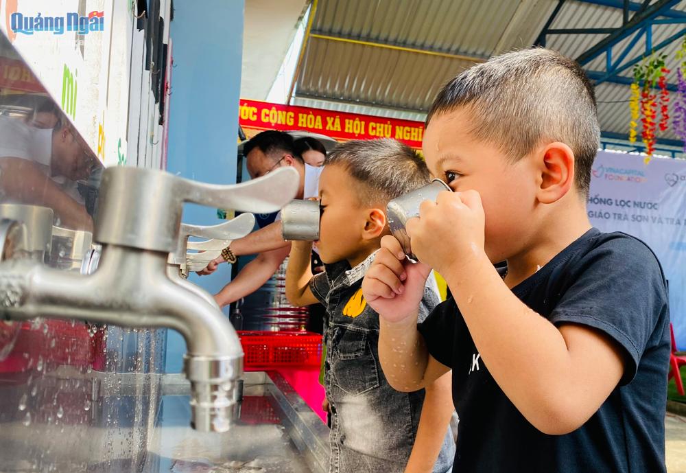 Học sinh Trường Mầm non Trà Sơn (Trà Bồng) được dùng nước từ máy lọc nước tinh khiết.                               Ảnh: PV