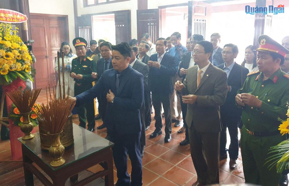 Lãnh đạo huyện Mộ Đức dâng hương tưởng niệm Thủ tướng Phạm Văn Đồng.