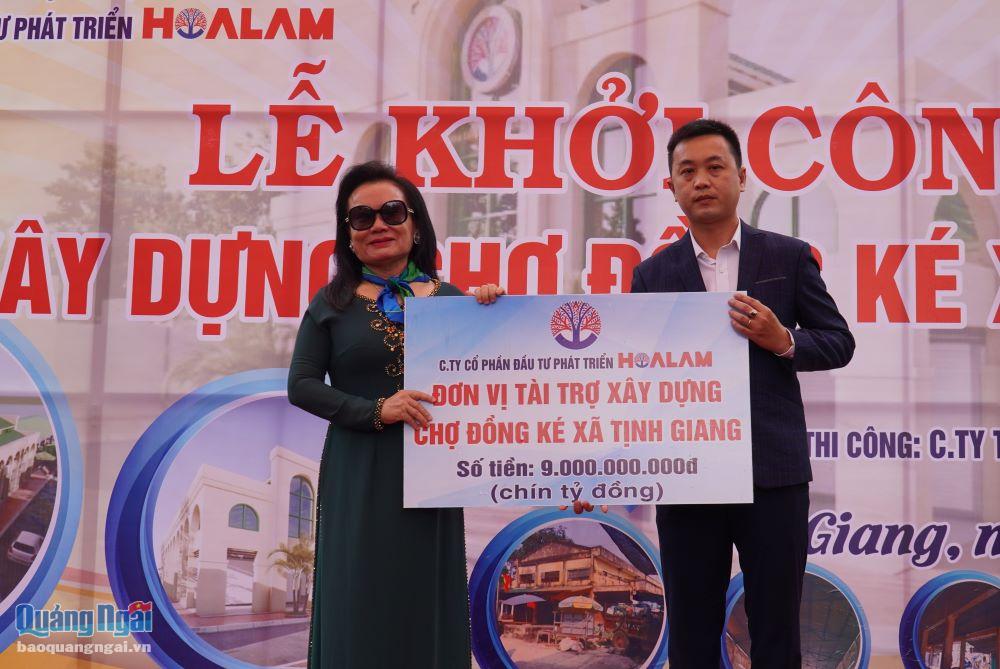Chủ tịch Tập đoàn Hoa Lâm Trần Thị Lâm trao bảng tượng trưng hỗ trợ xây dựng chợ Đồng Ké xã Tịnh Giang cho UBND xã Tịnh Giang. 