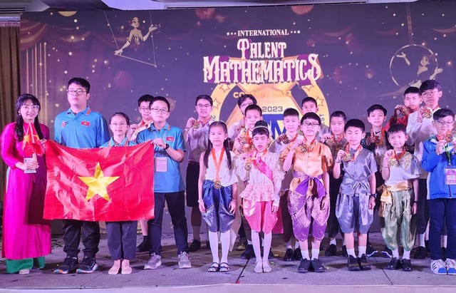 Ba thí sinh Việt Nam (áo xanh bên trái) nhận Huy chương Vàng tại lễ trao giải tối 28/2.