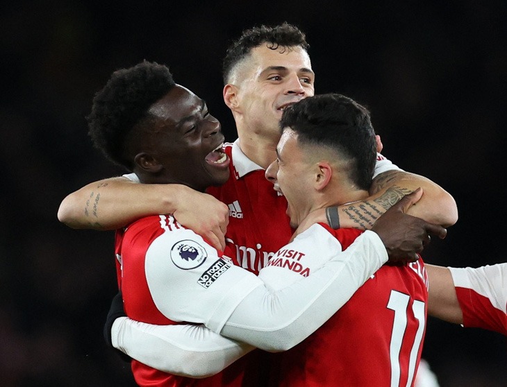 Saka (trái) mở ra đêm tưng bừng cho Arsenal - Ảnh: REUTERS