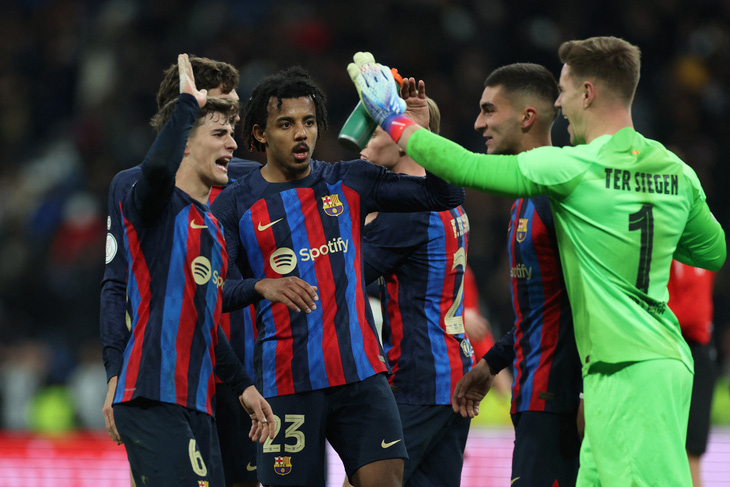 Niềm vui của Barca khi đánh bại Real Madrid - Ảnh: REUTERS