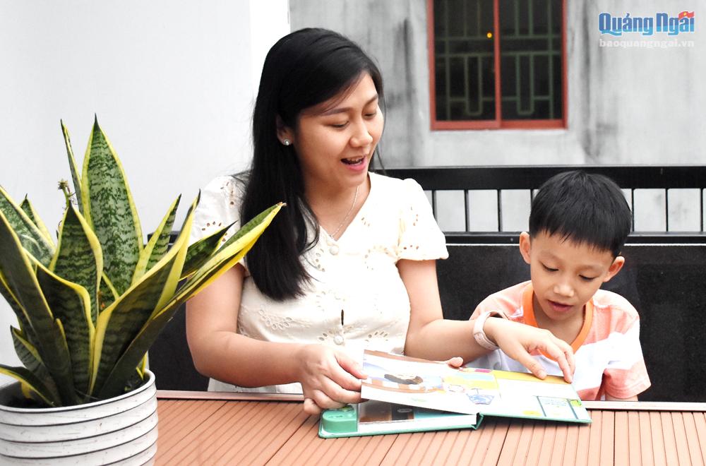 Chị Bùi Hoàng Giao Linh, ở phường Chánh Lộ (TP.Quảng Ngãi) thường xuyên ngồi trò chuyện, đọc sách cùng con để tạo sự gần gũi cho con.                                                               Ảnh: Ý THU