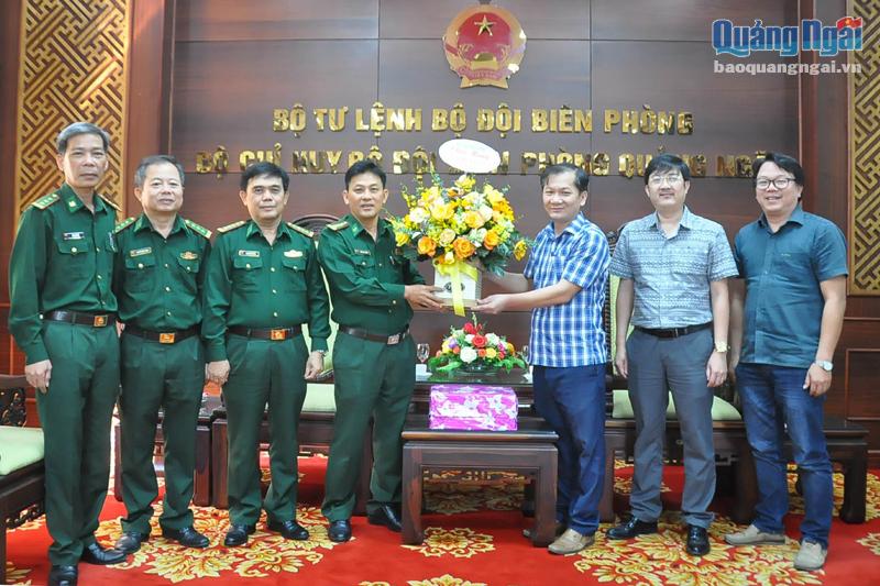 Ban Biên tập Báo Quảng Ngãi tặng hoa, chúc mừng cán bộ, chiến sĩ Bộ đội Biên phòng tỉnh.