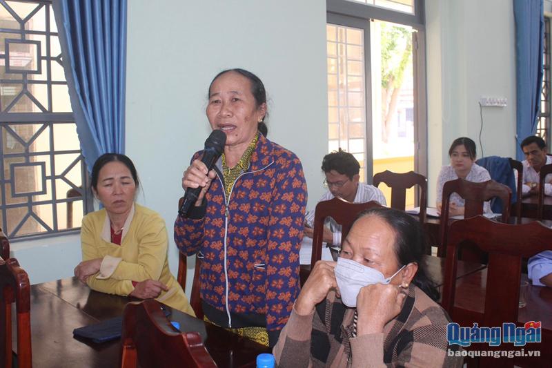 Người dân xã Bình Thuận (Bình Sơn) nêu kiến nghị tại buổi gặp gỡ.