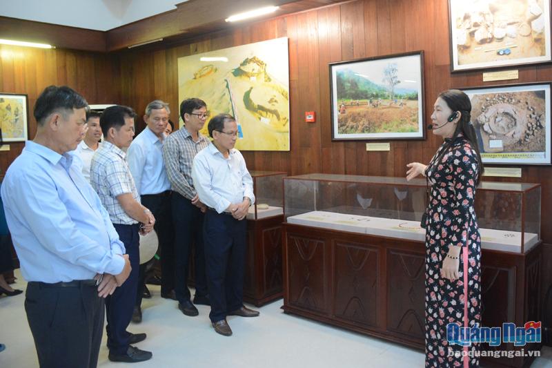 Các đại biểu tham quan Khu trưng bày Văn hóa Sa Huỳnh.