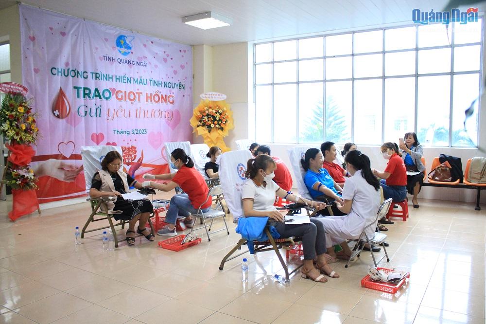 200 cán bộ, hội viên Hội LHPN tỉnh tham gia hiến máu tình nguyện