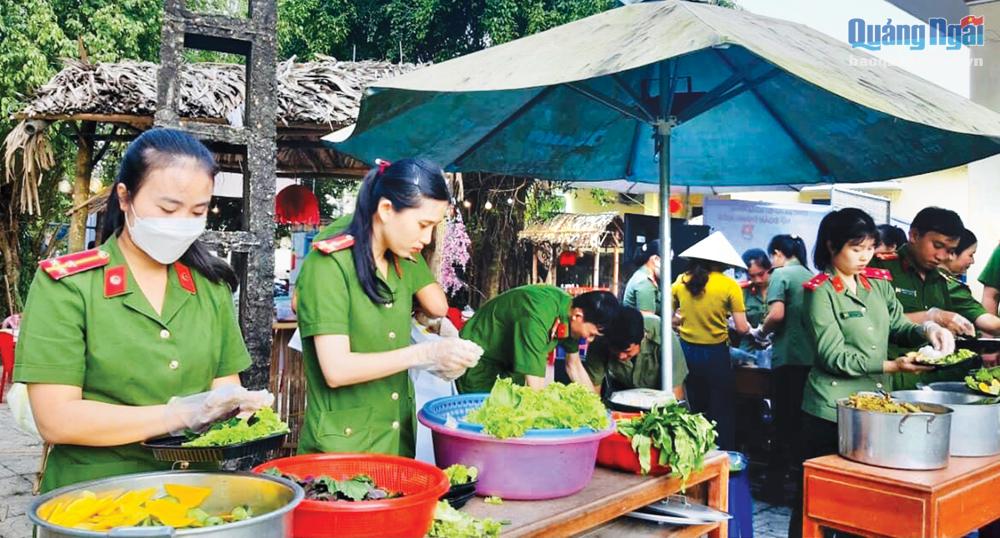 Nữ cán bộ, chiến sĩ Công an huyện Nghĩa Hành chuẩn bị các món ăn để tổ chức Hội chợ ẩm thực tháng 3, gây quỹ giúp trẻ em nghèo.                             Ảnh: HPN