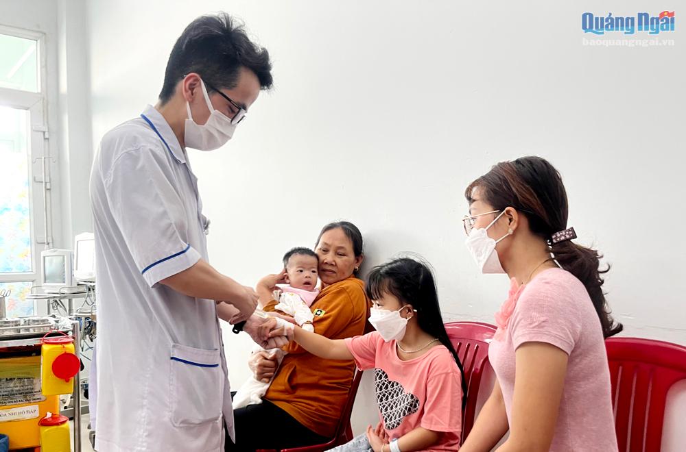  Nhân viên y tế Bệnh viện Sản - Nhi tỉnh thăm khám cho trẻ em mắc bệnh hô hấp. 