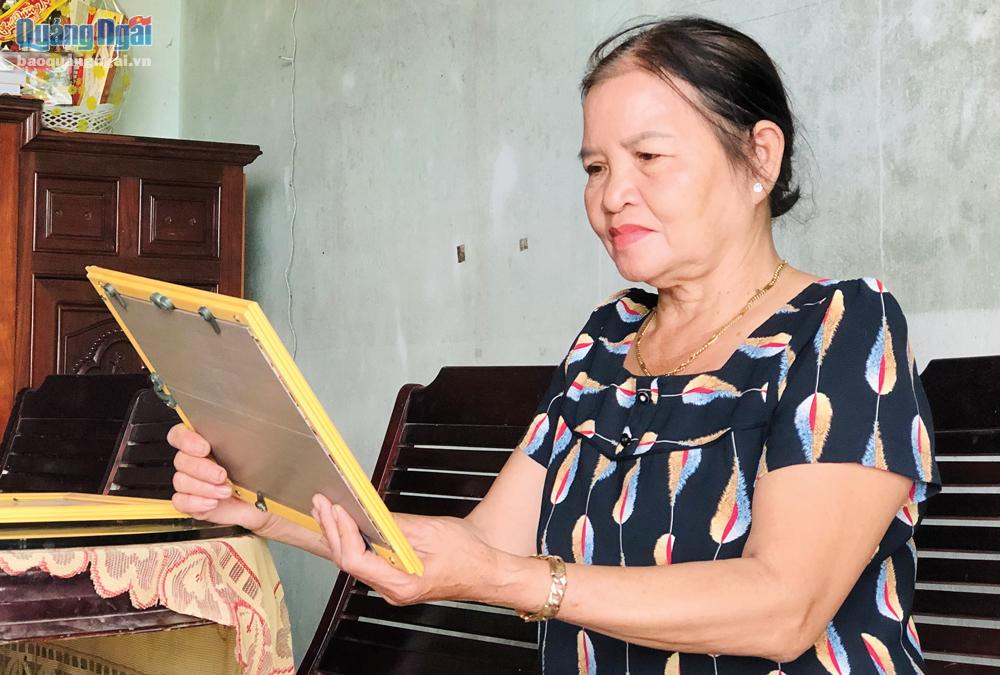 Bà Nguyễn Thị Dậu, ở thôn Quang Trung,xã Bình Chánh (Bình Sơn) vẫn còn lưu giữ những tấm giấy khen của các con.             Ảnh: H. Thu