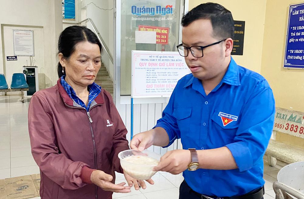 Đoàn viên huyện Trà Bồng cấp cháo miễn phí cho bệnh nhân. 