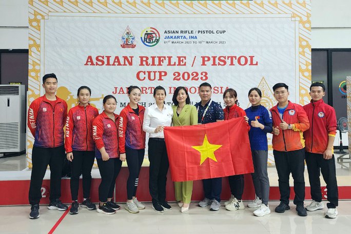 Đội tuyển Việt Nam tham dự giải.