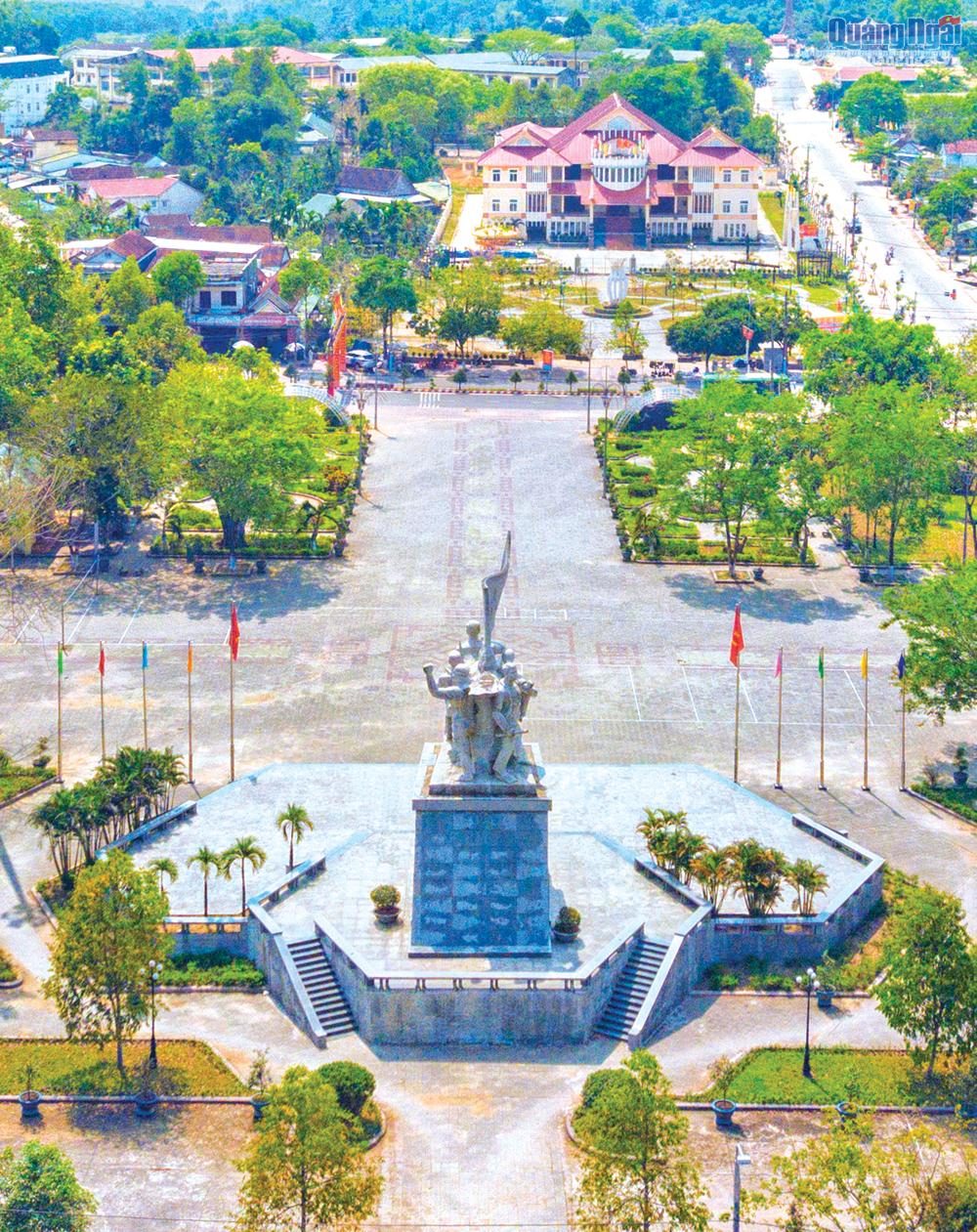 Trung tâm thị trấn Ba Tơ nhìn từ trên cao.  Ảnh: Đoàn Vương Quốc