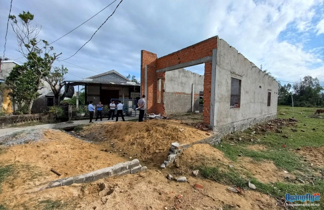 Qua công tác vận động của chính quyền địa phương, một trường hợp vi phạm xây dựng trái phép ở  xã Bình Thuận đã tự nguyện tháo dỡ công trình vi phạm.