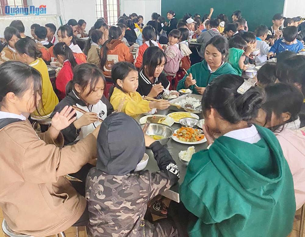 Bữa ăn của học sinh Trường Phổ thông Dân tộc bán trú Tiểu học - THCS Ba Trang (Ba Tơ).  Ảnh: Phạm Anh