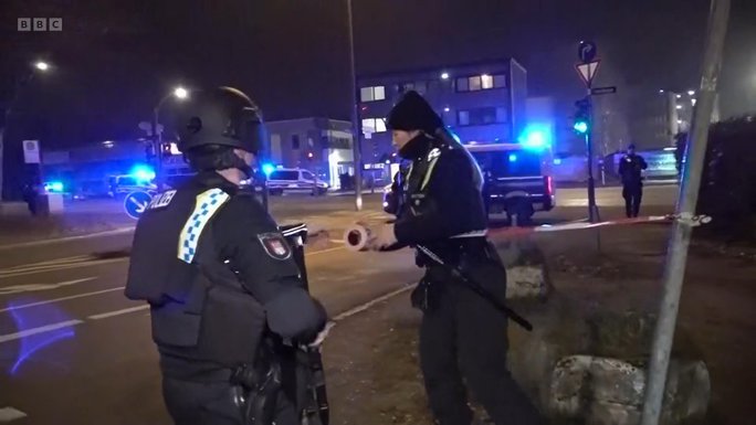 Cảnh sát đang phong tỏa hiện trường - Ảnh cắt từ clip của BBC