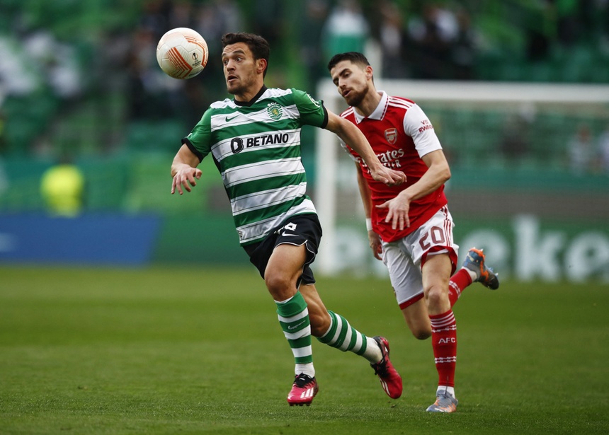 Arsenal chật vật hòa Sporting Lisbon