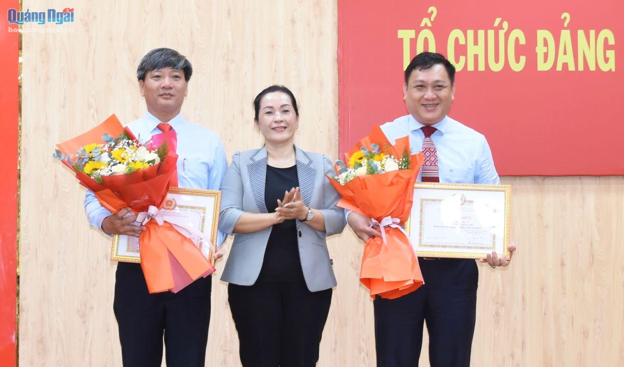 Phó Bí thư Tỉnh ủy Đinh Thị Hồng Minh trao Bằng khen đạt tiêu chuẩn “Hoàn thành xuất sắc nhiệm vụ” tiêu biểu năm 2022 cho 2 Đảng bộ.